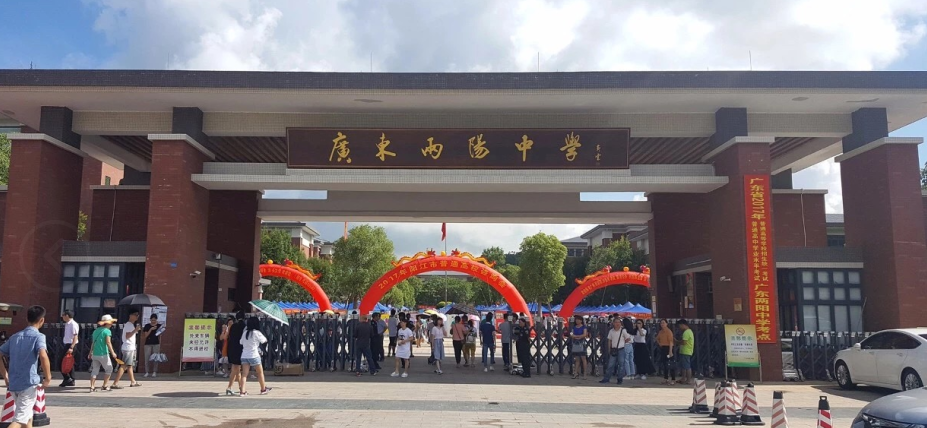 首场在阳江市"广东两阳中学"举行的招生咨询会,吸引1.