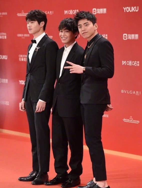 彭昱畅站在两个180大汉身边意外显娇小健身中的彭昱畅败给身高