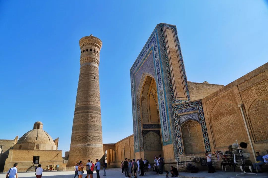 手工铜盘乌兹别克斯坦首都塔什干的巴扎6月是中亚水果上市的季节6月是