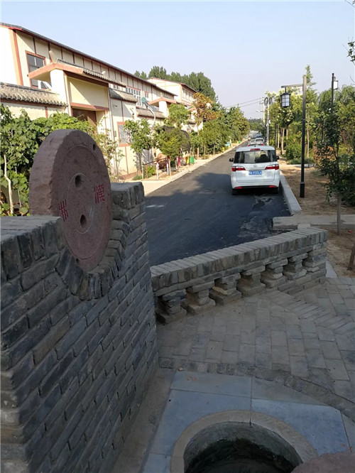 井周边是公园和整洁的村庄.