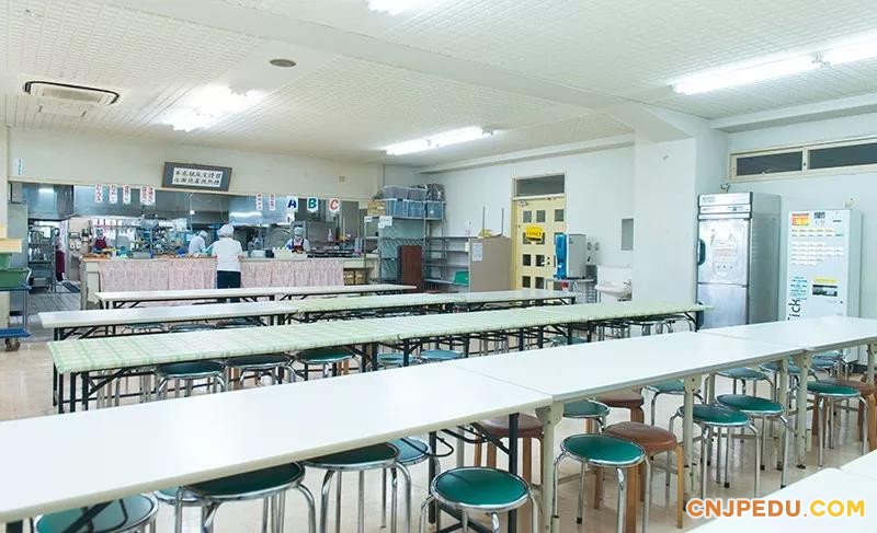 食堂网球场校车作为一所专注于升学的优质高中,冲绳尚学高中非常重视