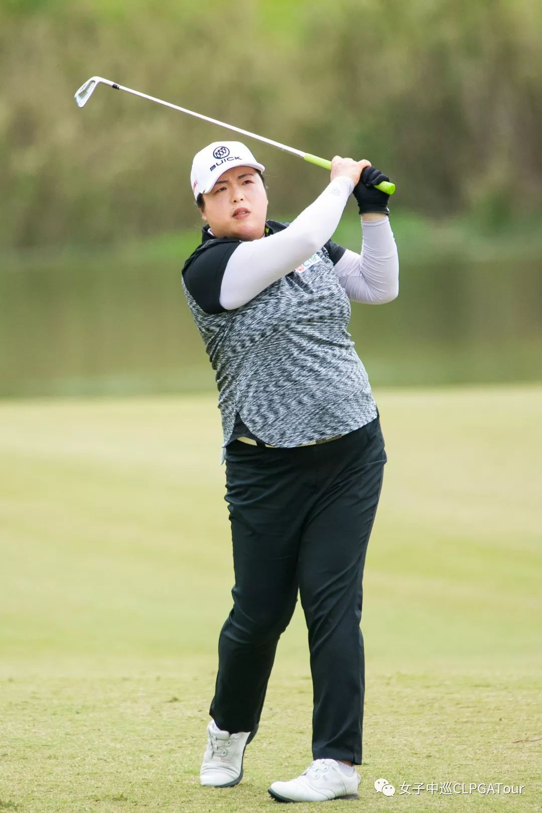 周一新闻张维维再次捧杯生日女孩何沐妮延续好运t39完赛