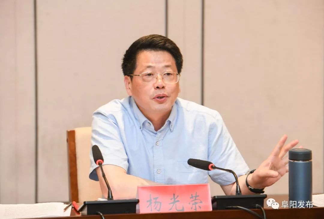 在临泉县长官镇长官居委会贫困户张丽家中,杨光荣与她亲切交谈,详细
