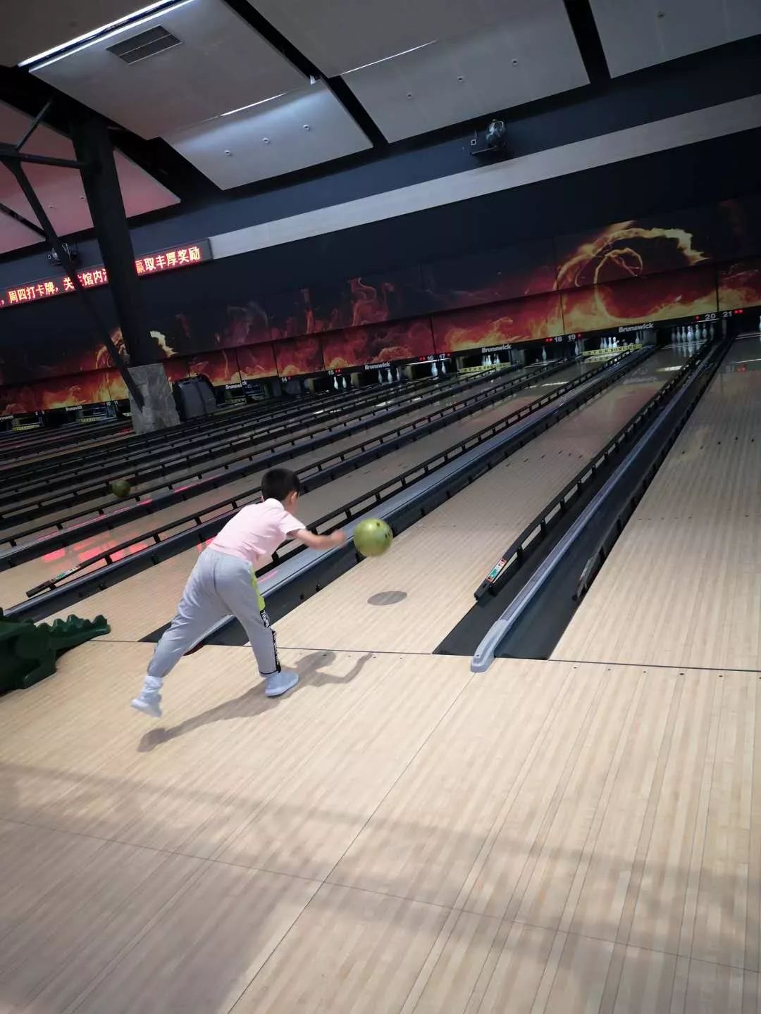 本次社会实践活动内容包括保龄球理论知识,保龄球基本打法,实战练习和