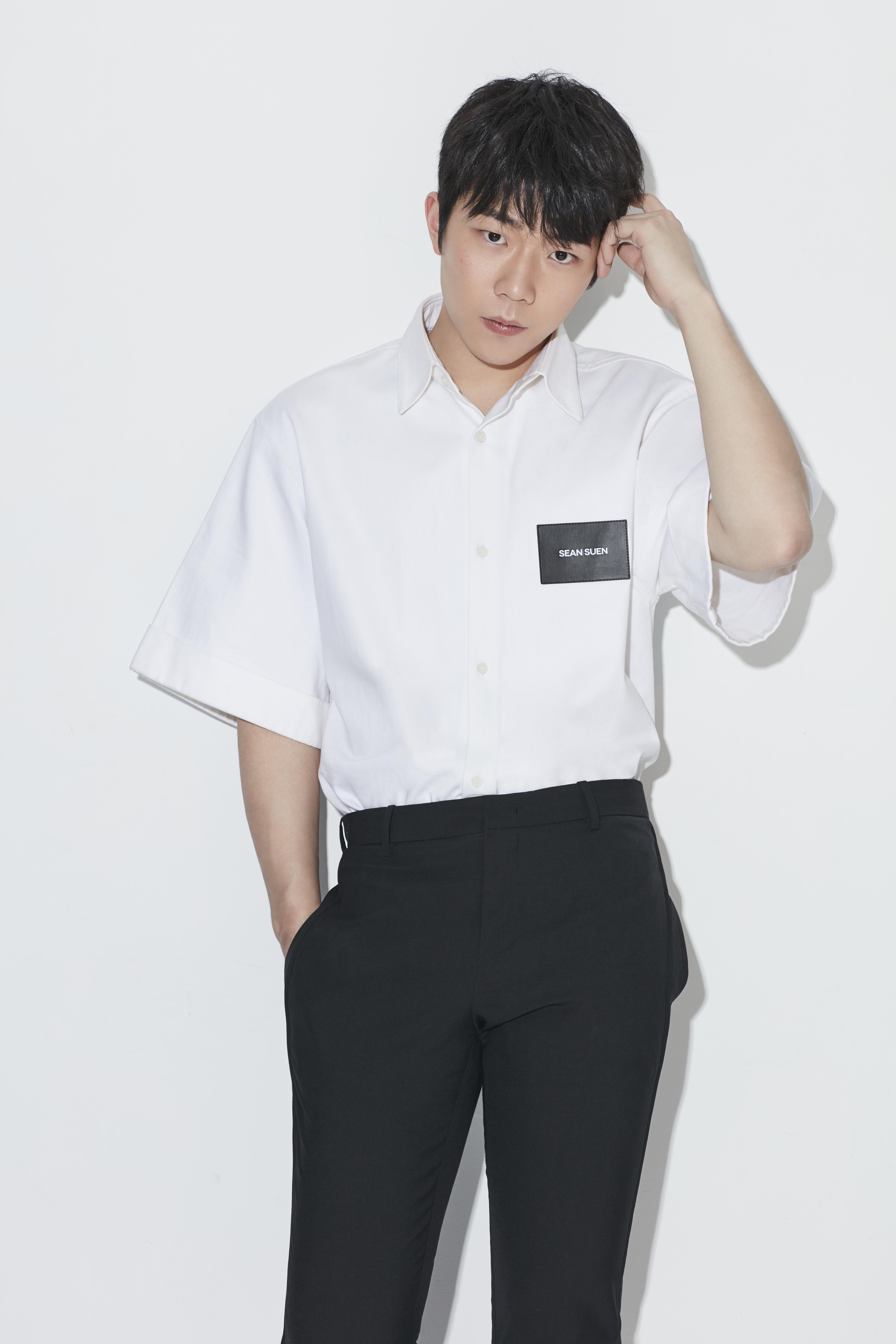 张亦驰曝光写真,黑白搭配呈现多面魅力