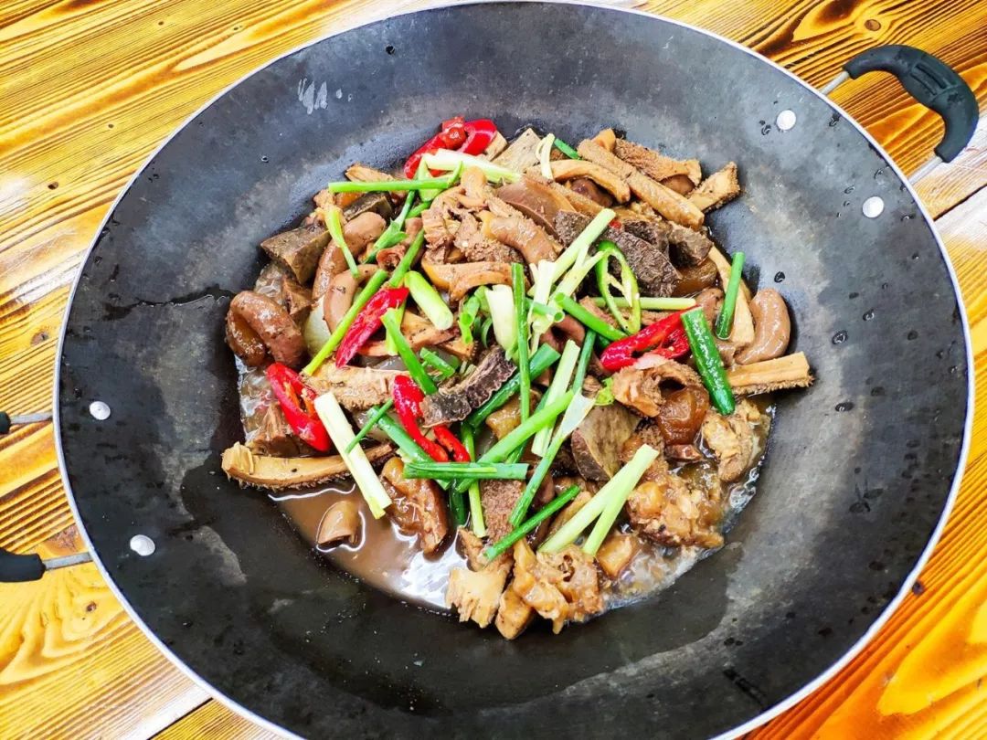 牛杂焖的软糯入味,饱满弹牙因为吸饱了酱汁缘故更加提鲜一口咬入,香气