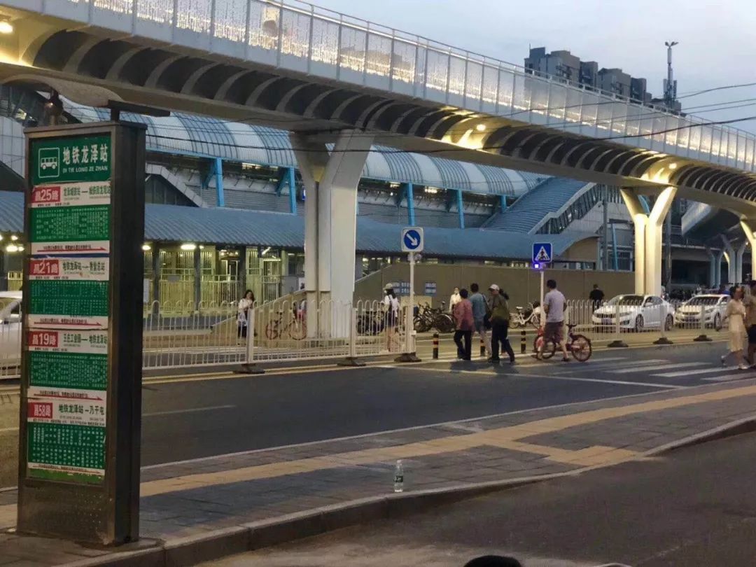 围观回龙观龙泽地铁站前变这样了