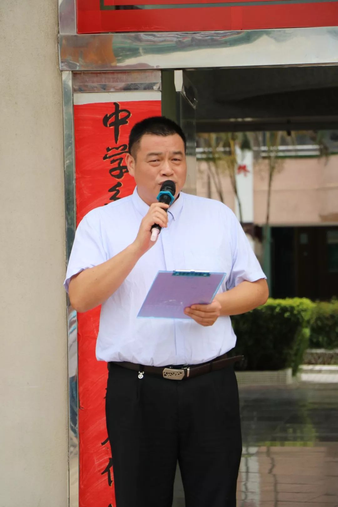 首先由丹灶中学常务副校长刘星照为初三的同学致壮行词.