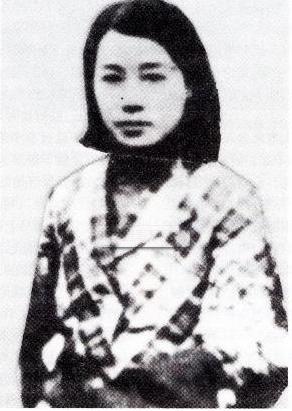 原创她是抗日战争中的女英雄,能双手发枪,让日军闻风丧胆