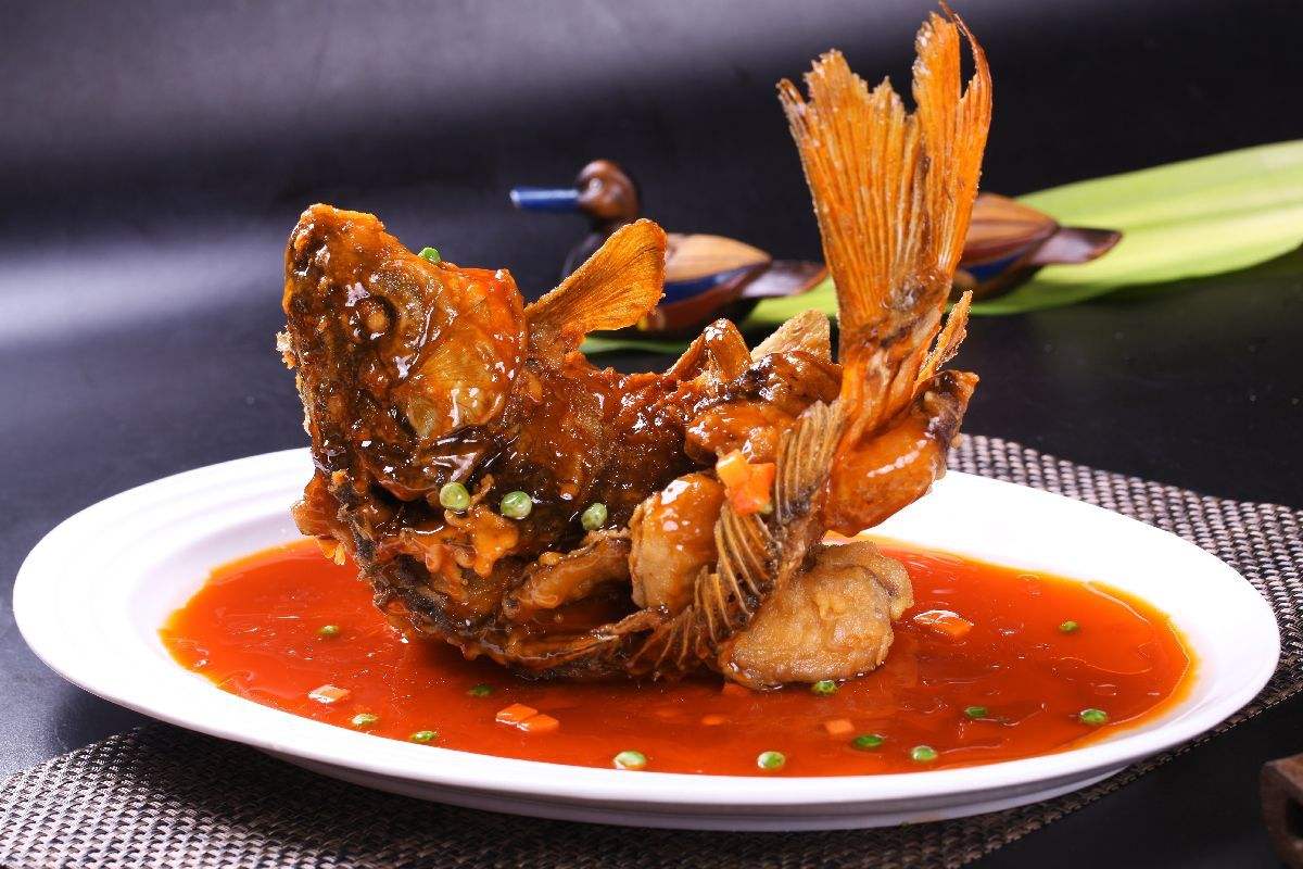 红火的糖醋鲤鱼造型美观外酥里嫩新手一看就会做