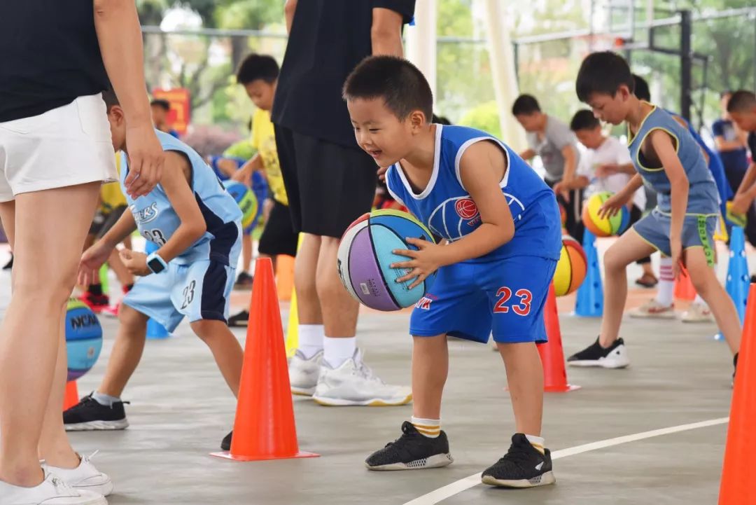 球场增设儿童篮球架从第一期的23人到本期50人,可谓台山篮球体验" "