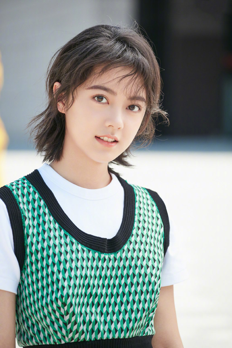 女演员赵今麦清新靓丽时尚写真