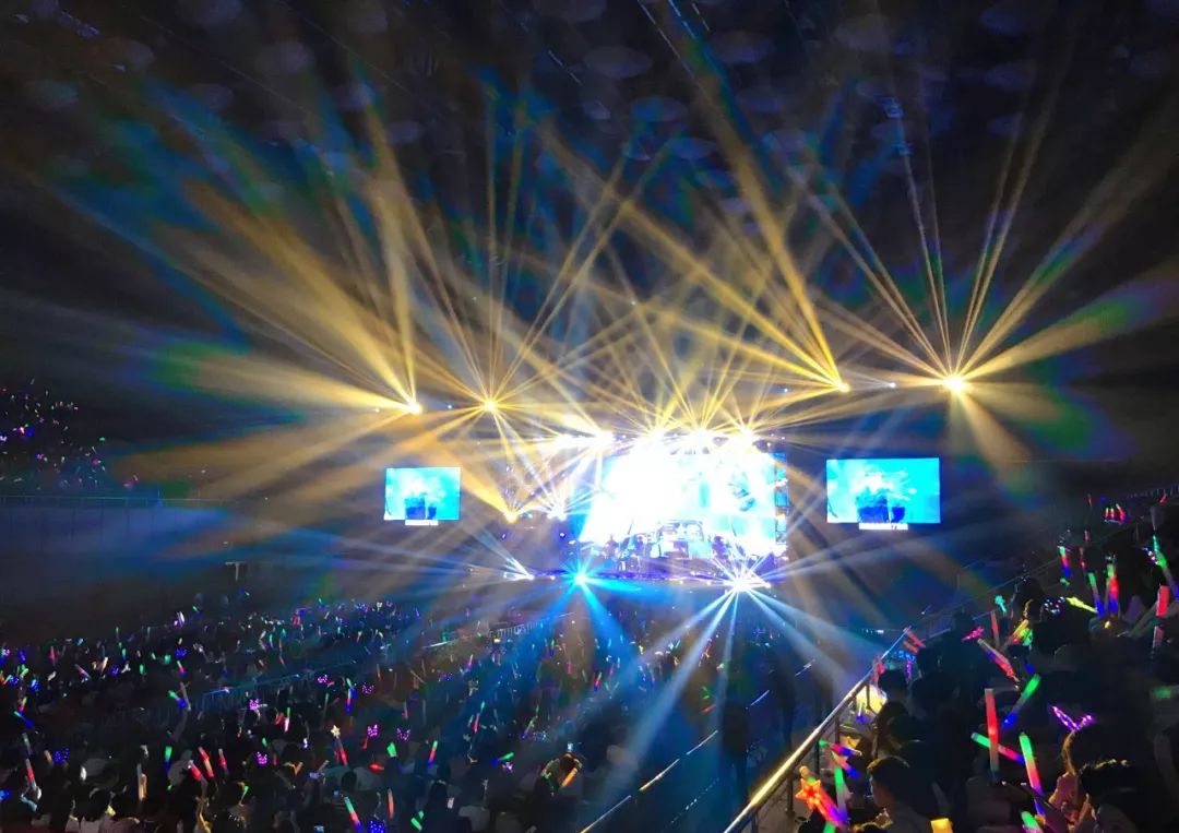 影烽灯光闪亮洪卓立佛山拉阔音乐会