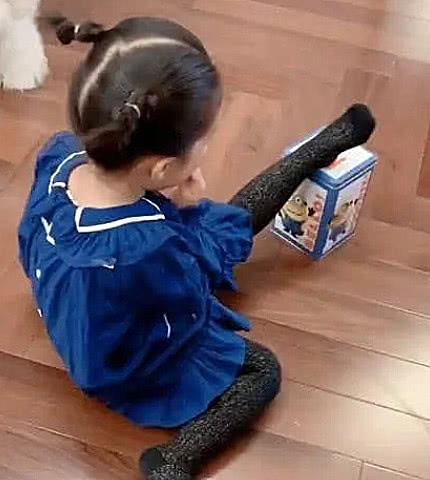 有一种"可爱"叫陈赫女儿劈叉,她坐在地上时,不要太萌