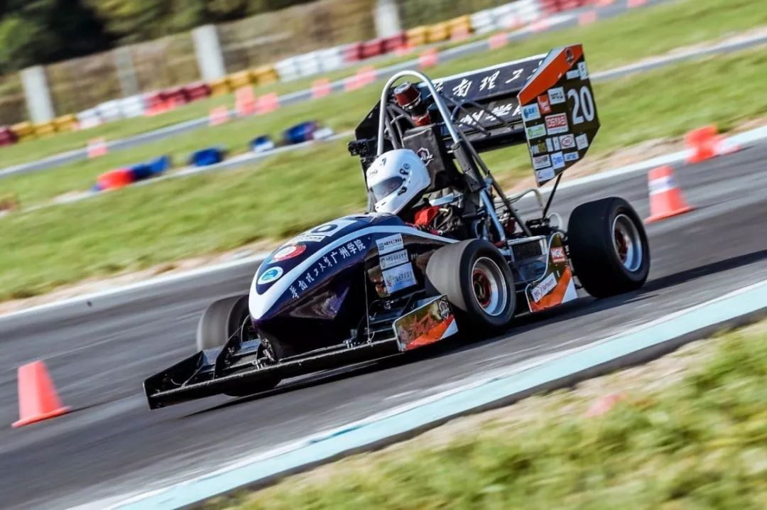 学院篇 | 解锁汽车与交通工程学院,带你体验赛车的激情与速度!