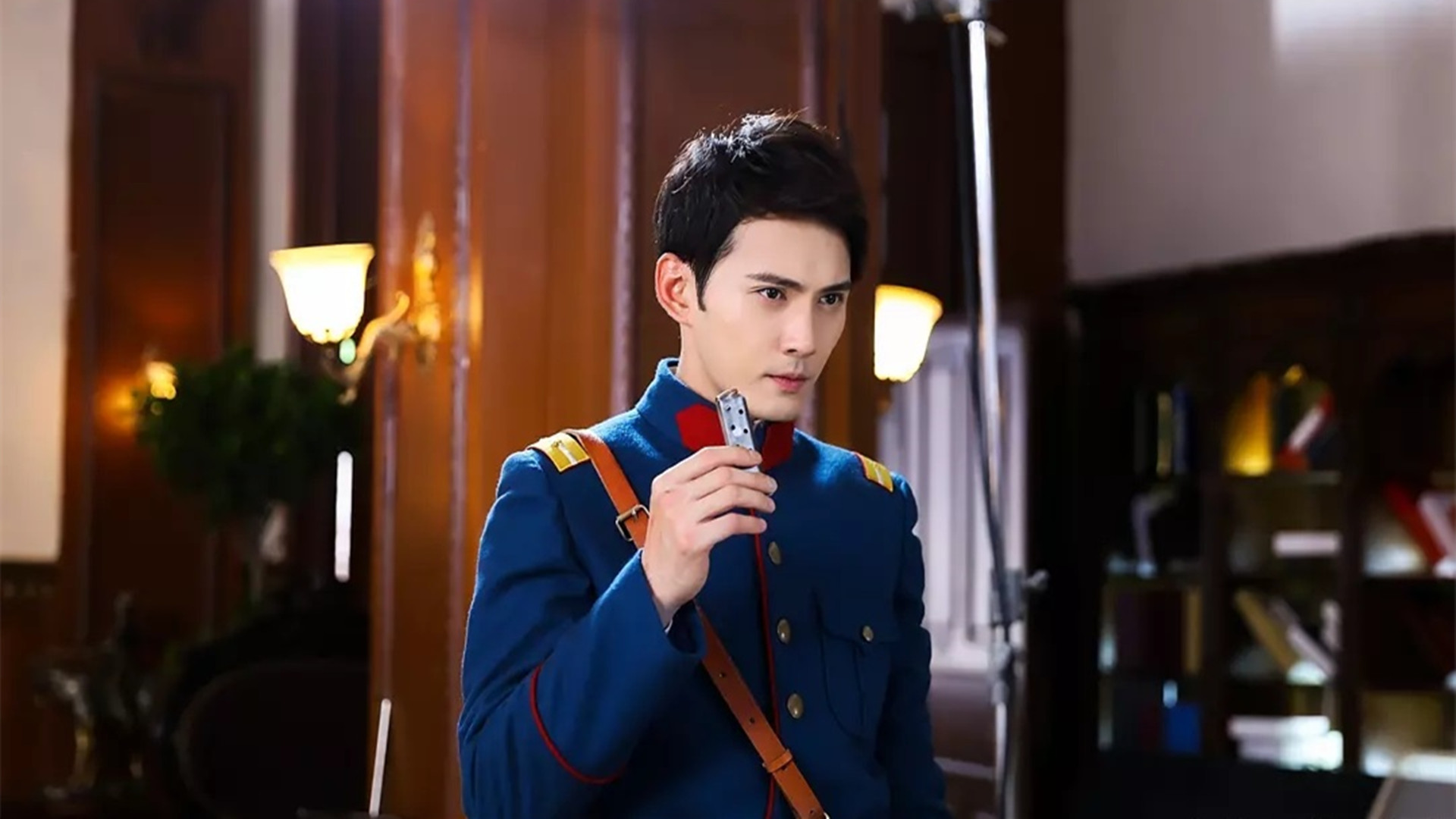 徐正溪参演韩东君主演的根据匪我思存小说《迷雾围城》改编的民国爱情