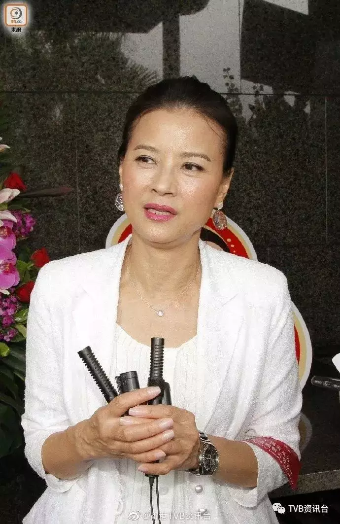 拍剧脚趾受伤!黎燕珊瘸腿都要支持好友