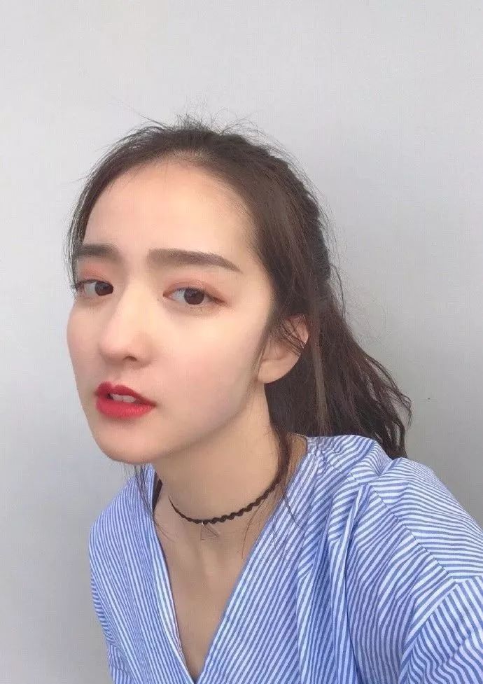 高中因篮球照爆红驼峰鼻神似刘亦菲正面大鼻头却暴露真实颜值