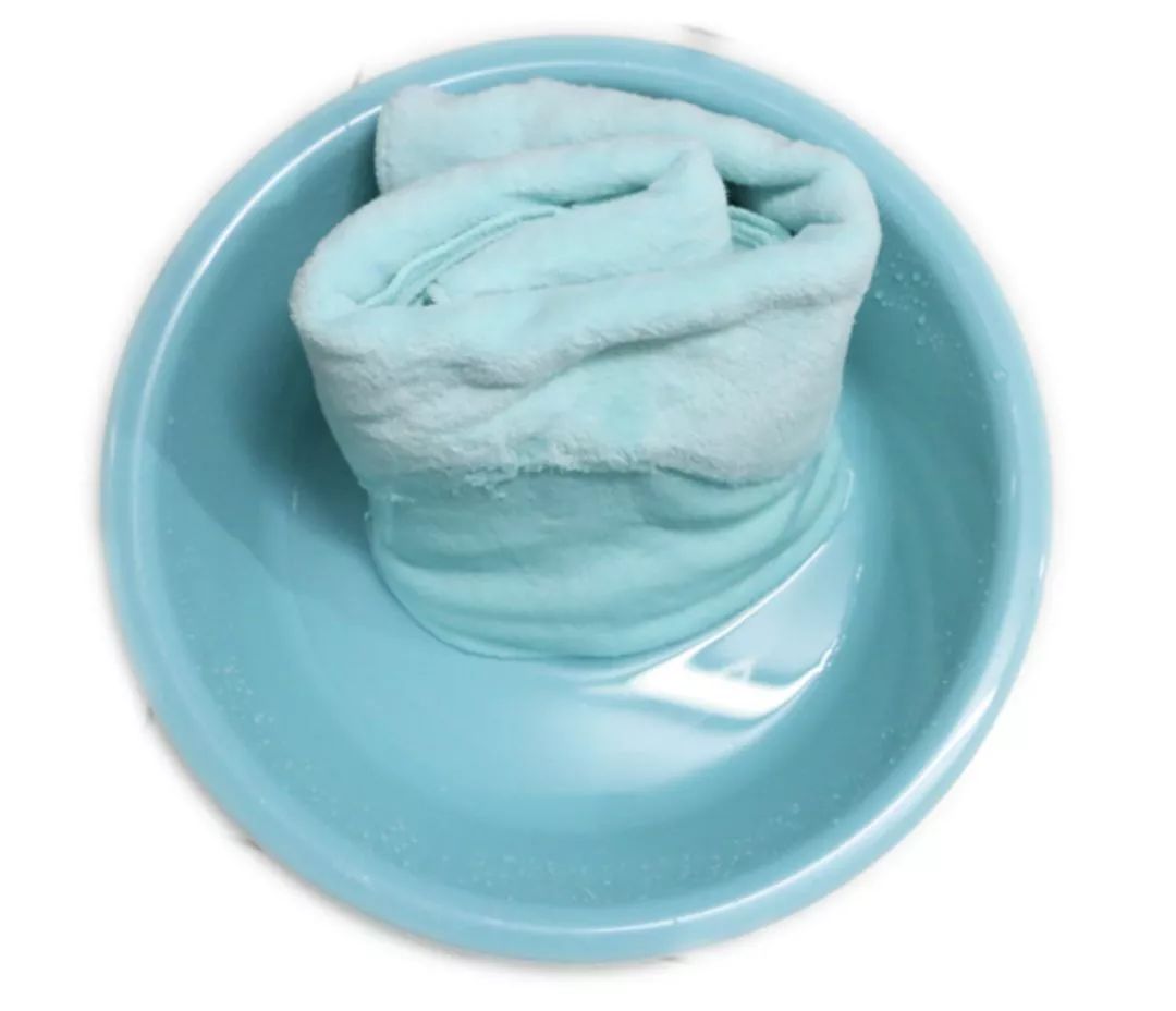 湿头发也是用同款毛巾,简单擦一下就不滴水了!