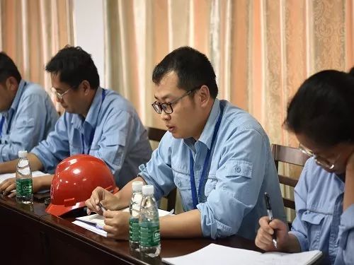 江汉油田分公司副总经理徐义卫参加江汉盐化工安全大反思大讨论座谈会