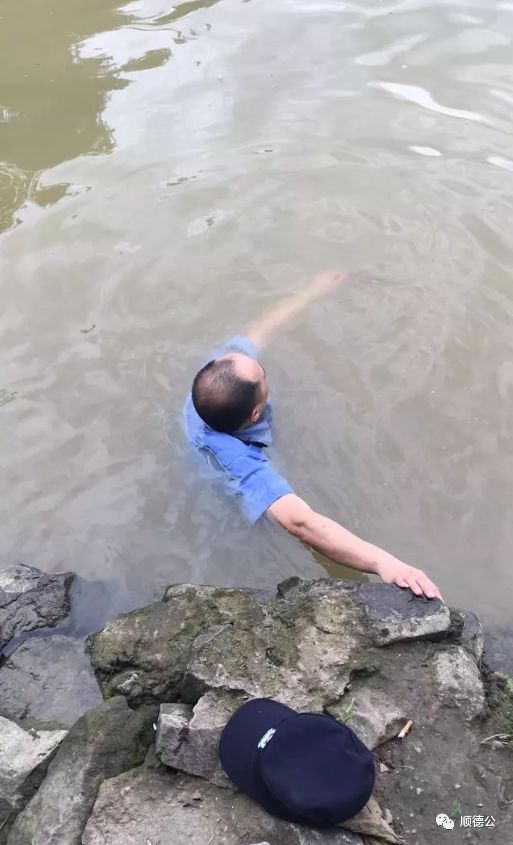 光着的溺水男尸腹部图片