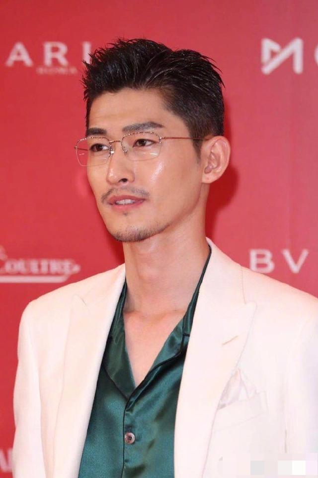 男神也老了?上海电影节,张翰戴眼镜成大叔,彭于晏眼角细纹显老态