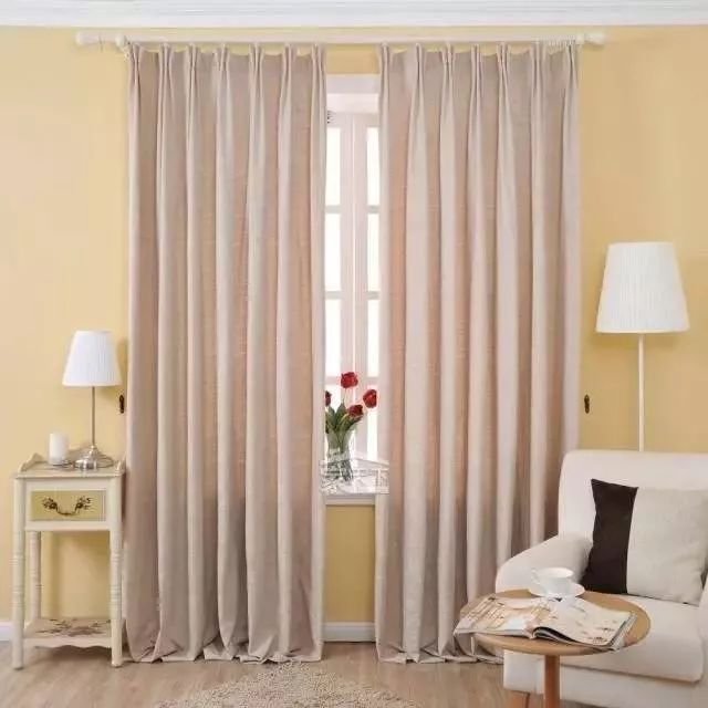 用于家庭装饰中这种窗帘使用比较方便是最常见的窗帘平开帘不然多热