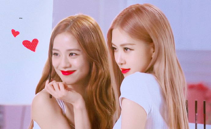 两人金发齐腰,身穿吊带裙,一紫一白,超级少女!