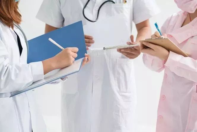 现代医学模式的要求,培养具备人文社科,医学,预防保健知识,护理管理