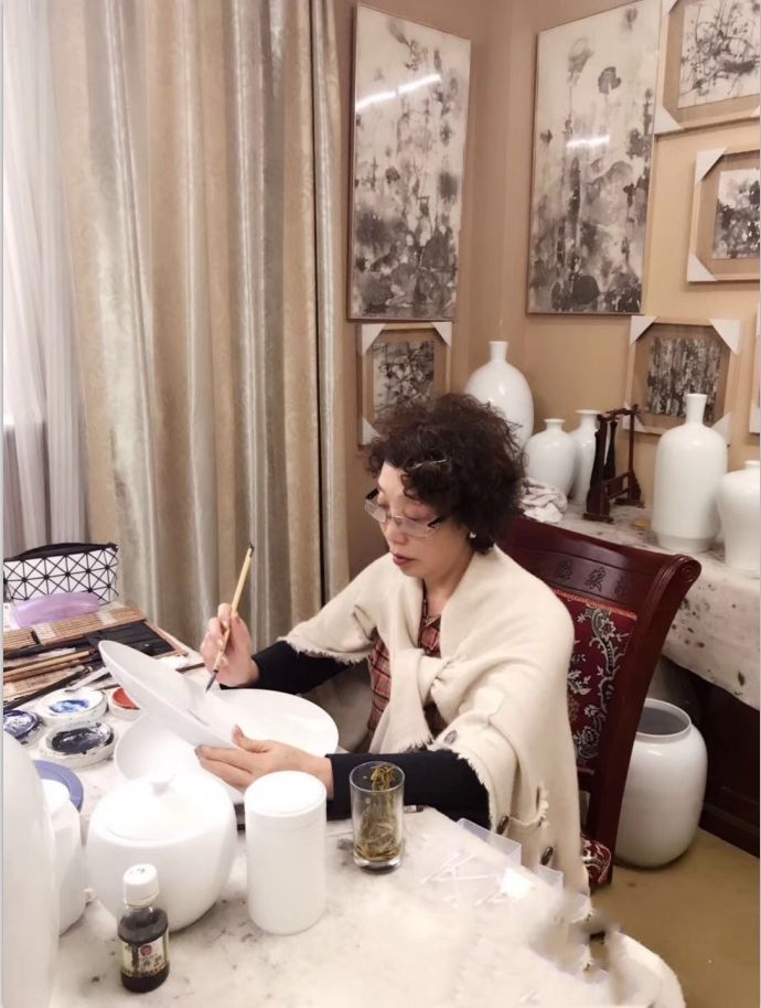 李秋白艺术简介李秋白上海市美术家协会会员上海市工艺美术协会会员