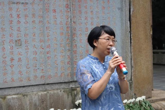 在庄严肃穆的默哀献花,瞻仰墓碑仪式后,广西团校肖艳霞老师给全体团干