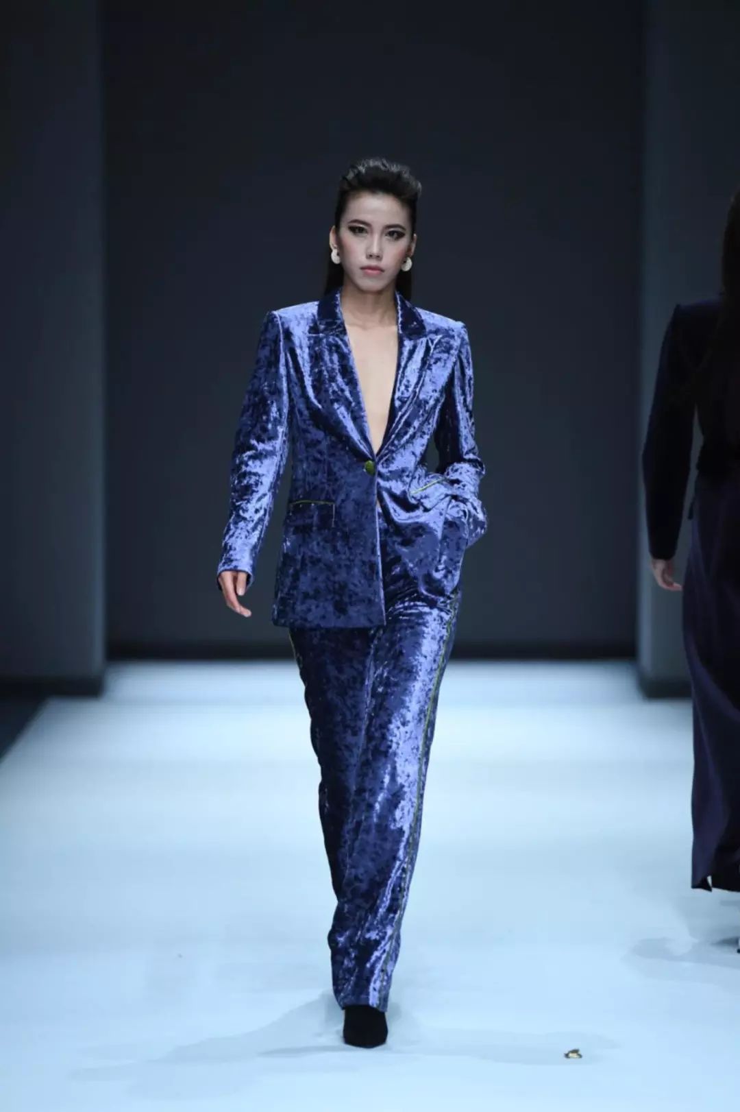 以首席设计师loora的名字命名,旨在为每位追求自由,时尚,个性,独立的