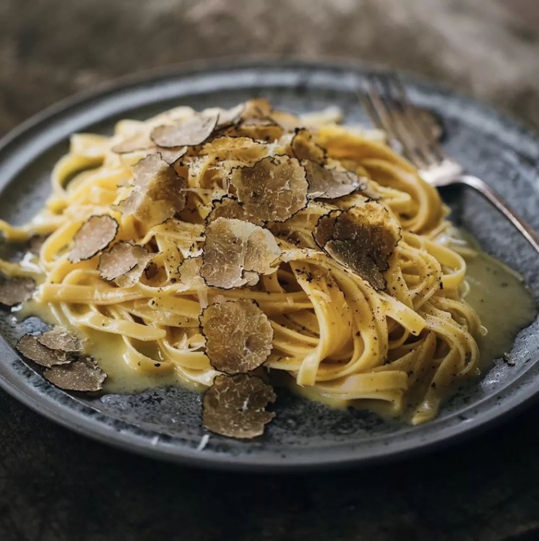 请来了不同餐厅的大厨到来即时烹调黑松露美食给大家.