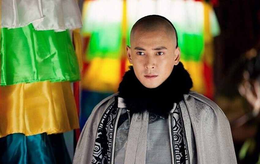 (多尔衮剧照)那么,豪格当时究竟是怎么考虑的?他为什么会推脱皇位呢?