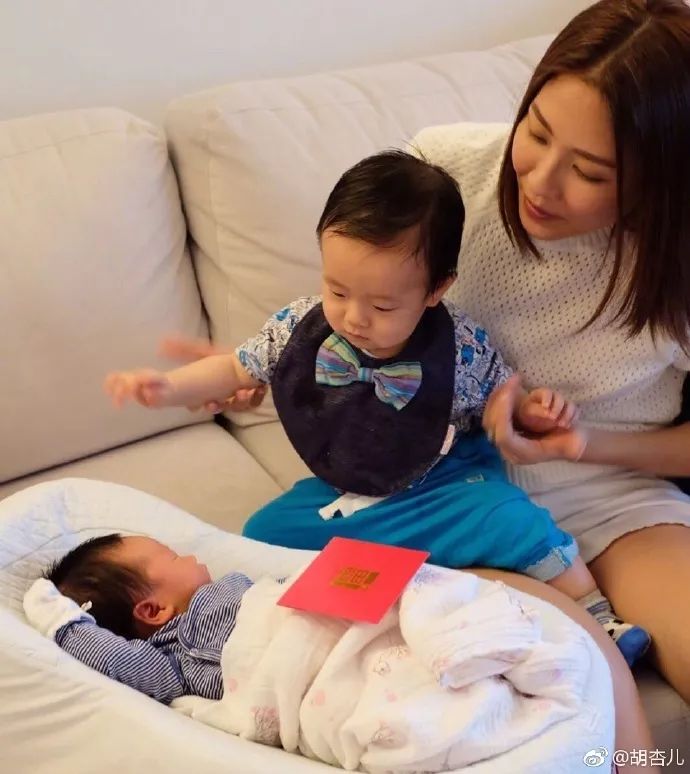 佛山巍阁刘诗诗晒娃被纠错戴手套影响宝宝四肢发育真的吗
