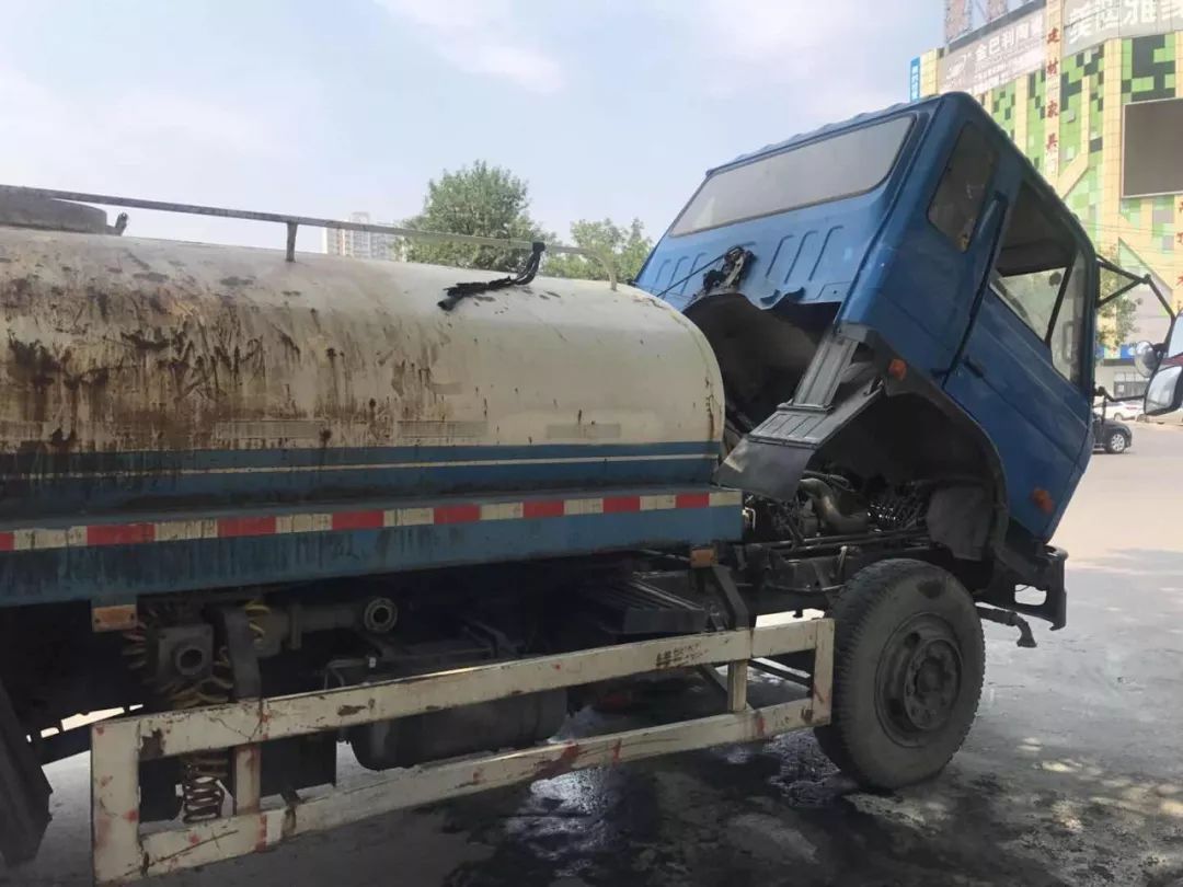 洒水车着火,公交女车长化身消防员!