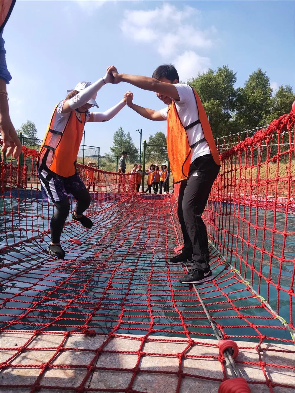围观大写的赞大路园区的拓展训练还有水上项目