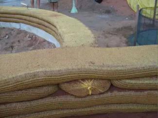 原创国外生态建筑设计师用蔬菜编织袋盖了一栋抗震泥屋