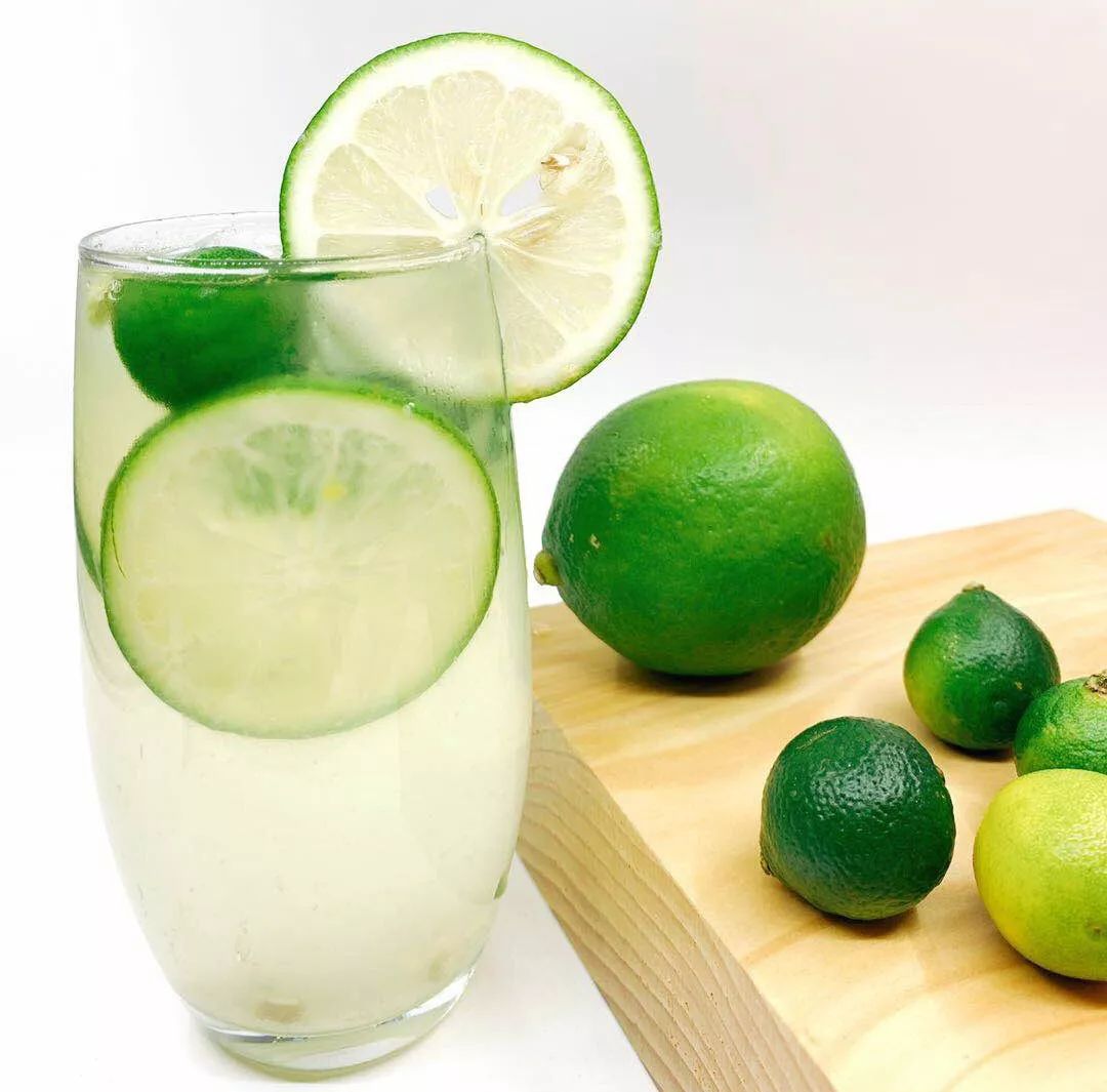 金桔柠檬汁薄荷柠檬汁03西瓜汁整体色调以果绿色和浅粉色为主给燥热的