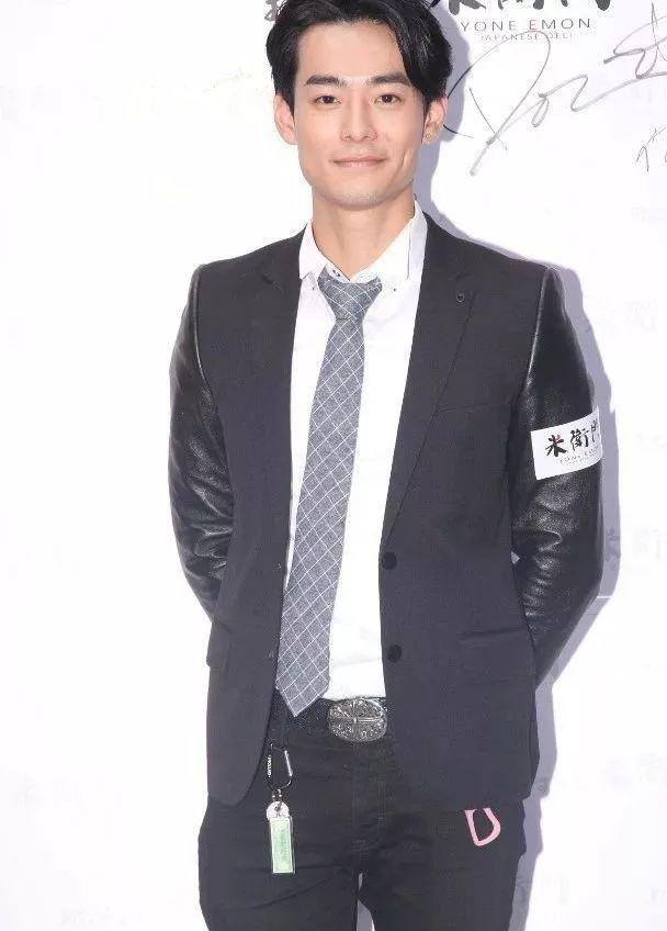 tvb力捧小生直言因为母亲:她会后悔的_何浩文