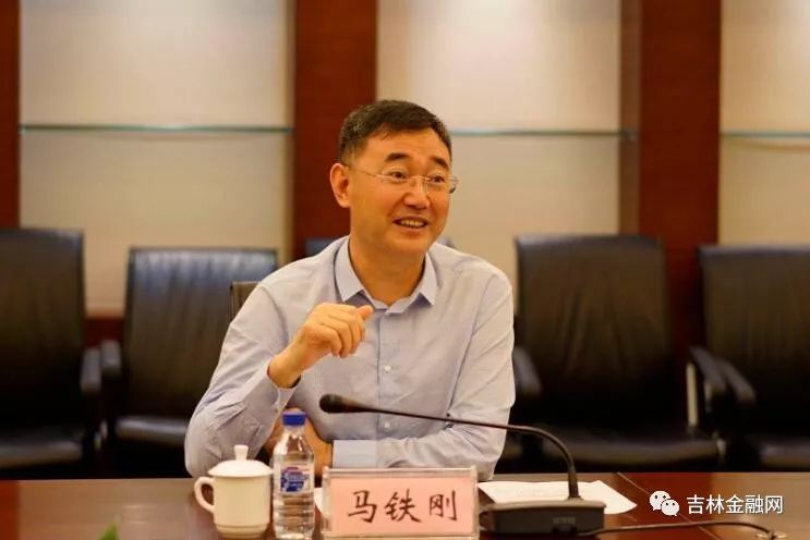 座谈会上,长春农商银行董事长马铁刚结合公司治理,结构调整,支小扶微