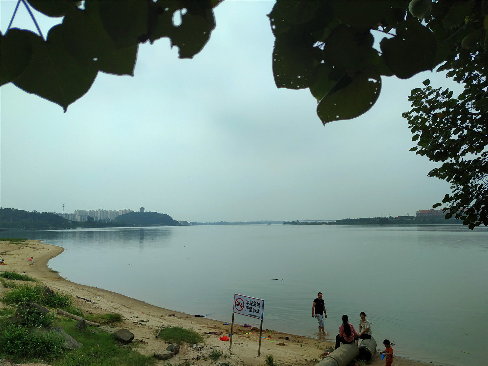 实拍东莞东江:滔滔江水,景观优美,还有钓鱼人