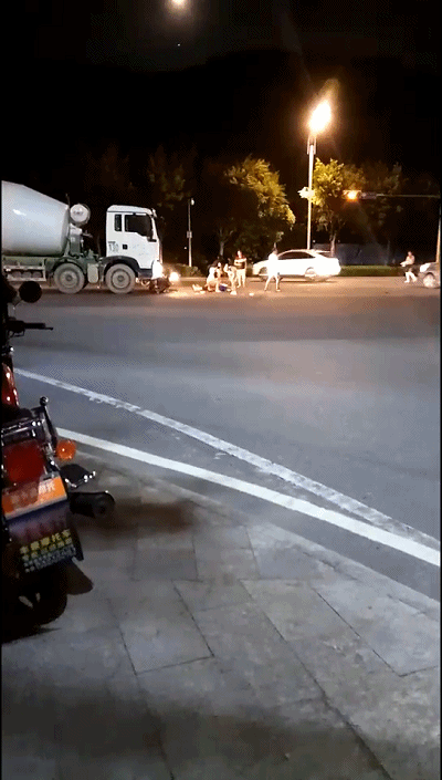 昨晚,南沙麒麟新城路口田螺车撞上电动车,两人当场倒地不起!_车祸