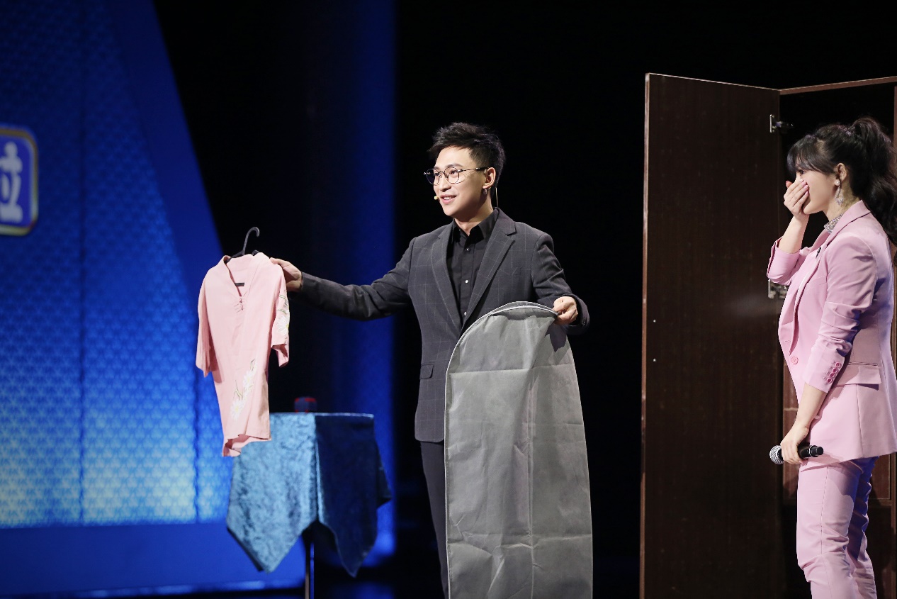 比起魔术,这场表演更像是一个关于亲情的告别故事,关于魔术师卢文建