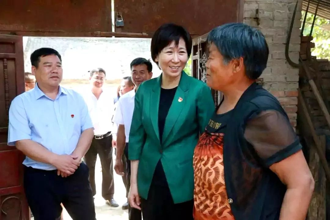 关注侯红以最大韧劲和拼劲打好打赢脱贫攻坚战