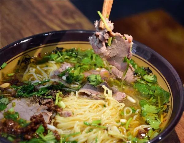 兴义这里开了一家地道的兴仁清真牛肉粉馆好吃到一顿吃两碗