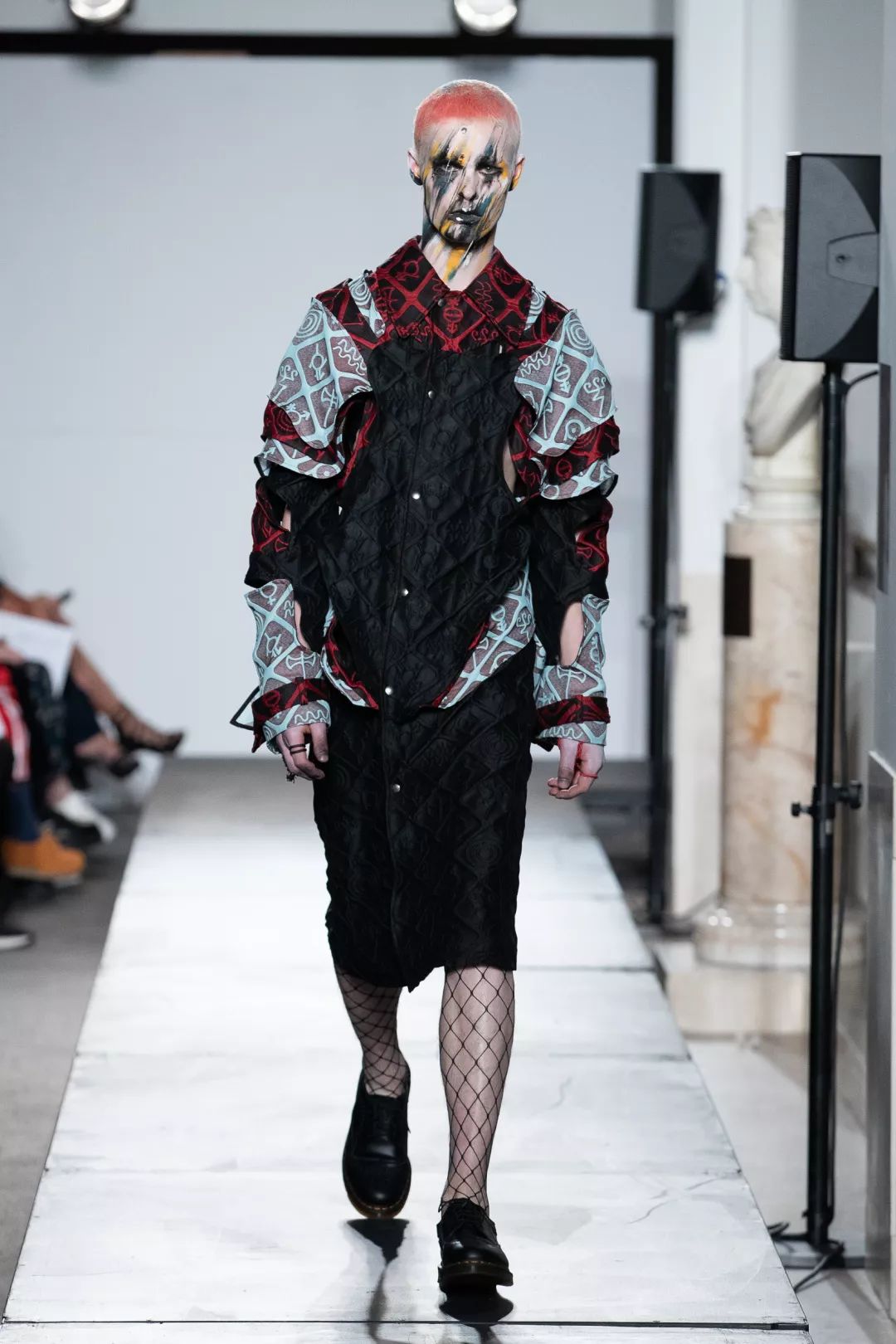 戏精男孩charles jeffrey一本正经起来,还是你熟悉的那个"lover