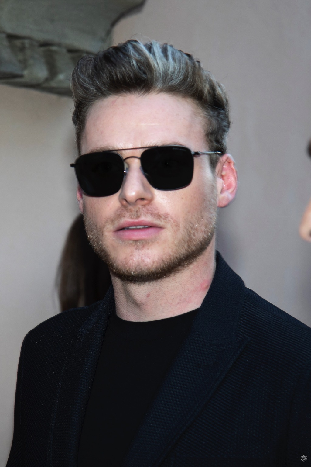 少狼主罗柏亮相米兰时装周理查德麦登一缕白发比权游时还帅