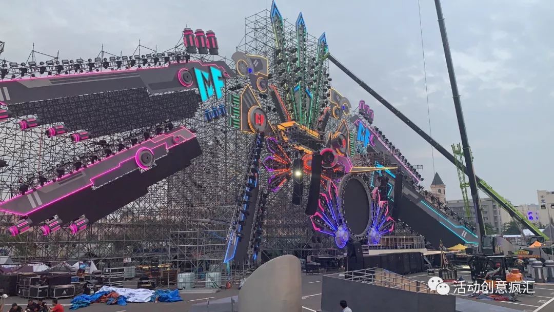 活动创意疯汇专访快乐的老男孩设计师的庐舞美大神