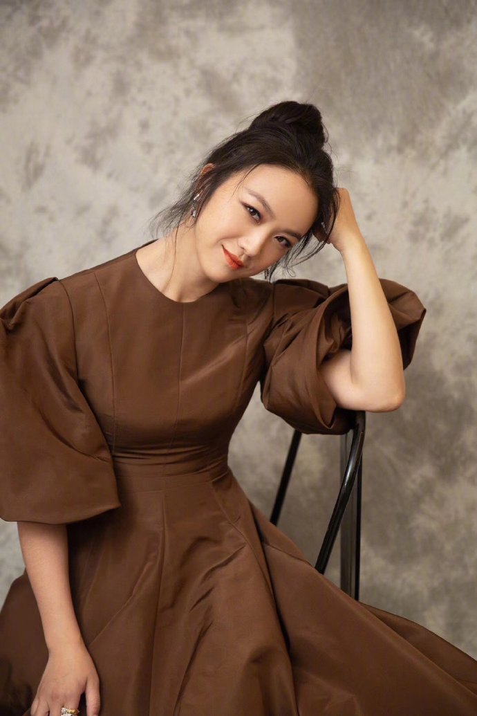 女演员汤唯简洁大气时尚写真